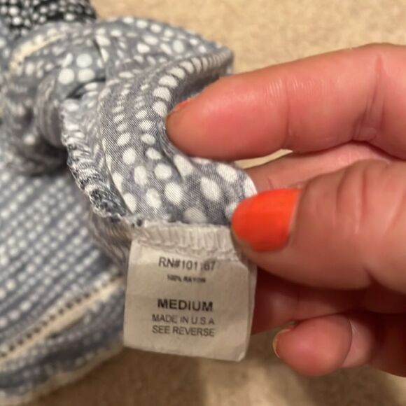 CHA Cha Vente Navy and Cream Sleeveless Blouse with Lace Trim.  Size Medium - Picture 8 of 9